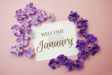 Téléchargez les photos : Bienvenue Janvier carte typographie texte avec fleur sur fond rose - en image libre de droit