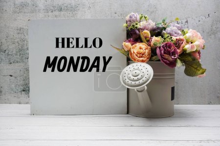 Téléchargez les photos : Bonjour lundi message texte avec bouquet de fleurs sur fond en bois - en image libre de droit