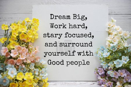 Dream big, Work hard, Stary konzentriert und umgeben Sie sich mit Good peaple SMS Motivation und Inspiration Zitat