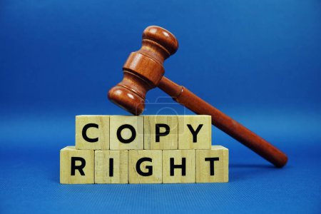 Foto de Copiar letras del alfabeto derecho con bloques de madera letras del alfabeto y martillo sobre fondo azul - Imagen libre de derechos