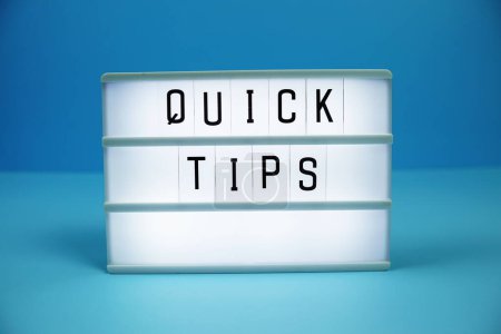 Quick Tips Briefkasten Text auf LED Leuchtkasten auf blauem Hintergrund