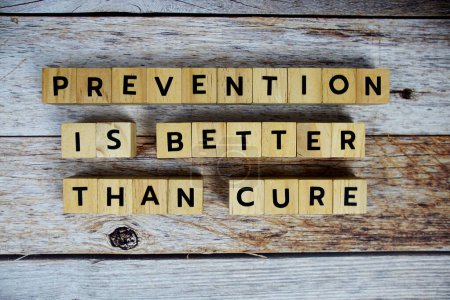 Téléchargez les photos : La prévention vaut mieux que guérir avec des blocs en bois alphabet letterstop vue sur fond en bois - en image libre de droit