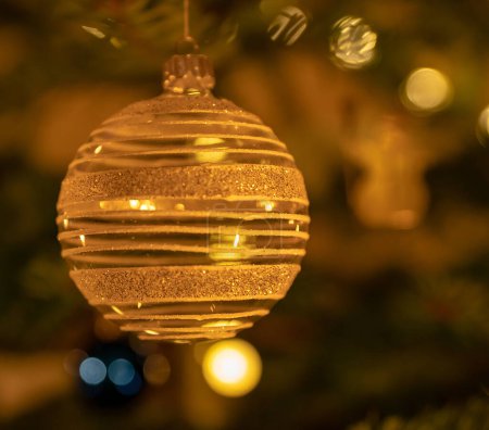 Photo for Eine Christbaumkugel am Weihnachtsbaum - Royalty Free Image