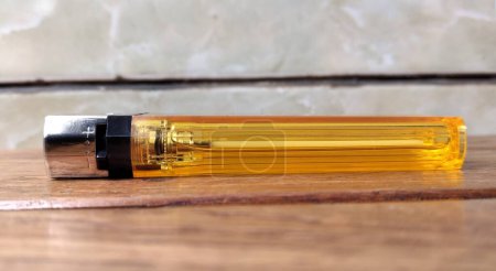 Téléchargez les photos : Vape e-cigarette sur une table en bois, gros plan. - en image libre de droit