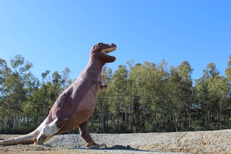 Téléchargez les photos : NIce image de dinosaure dans le champ - en image libre de droit