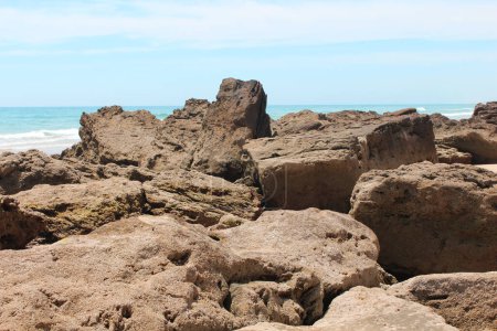 Téléchargez les photos : NIce image de belle zone de plage de roche - en image libre de droit