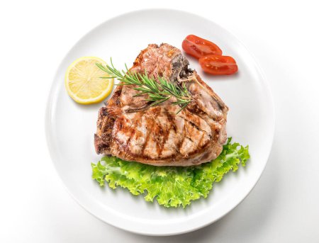 Téléchargez les photos : Vue du dessus du plat avec côtelette de porc grillée avec salade et tomates - en image libre de droit