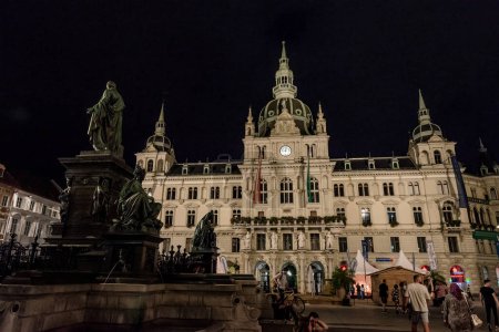 Téléchargez les photos : Graz, Autriche - 26 août 2023 : Vue de nuit de la place centrale Hauptplatz avec l'Erzherzog Johann Brunnen et Rathaus, palais baroque abritant l'hôtel de ville - en image libre de droit