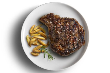 Vue du dessus de l'assiette avec steak de boeuf et pommes de terre rôties