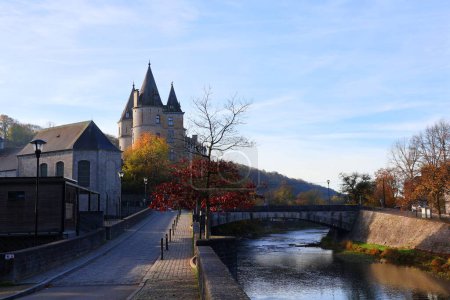 Téléchargez les photos : Titel : Château de Durbuy situé à côté de la rivière Ourthe. Durbuy. Province belge de Luxembourg. - en image libre de droit