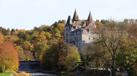 Foto de Paisaje panorámico con castillo de Durbuy y el río Ourthe. Durbuy, Bélgica. - Imagen libre de derechos