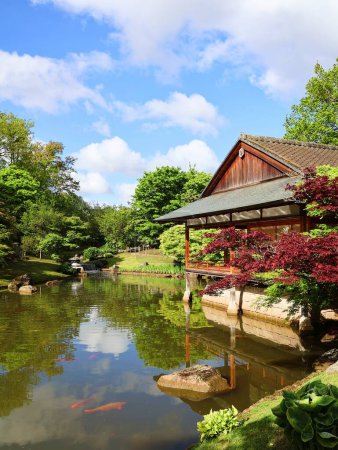 Jardín japonés con casa de ceremonia en Hasselt, Bélgica.