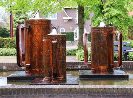 Die drei Töpfe von Olen. Skulptur aus Kupfertöpfen. Topfbrunnen in Olen, Provinz Antwerpen, Belgien.