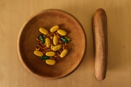 Téléchargez les photos : Vitamin and Medicine on a Clay Brown Plate - en image libre de droit
