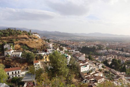  Eine Landschaft der Stadt Granada mit ihrem einzigartigen natürlichen Erscheinungsbild von den Hügeln bis zu den Flüssen
