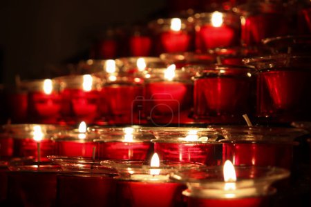 Téléchargez les photos : Image fermée des bougies rouges qui est bien arrangée - en image libre de droit