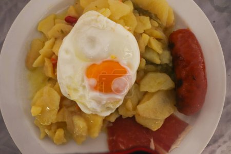 Téléchargez les photos : Platon Alpujarreo, un plat typique de Alpujarra, Espagne Servi dans une assiette blanche - en image libre de droit