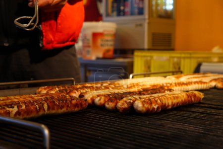 Téléchargez les photos : Des saucisses grillées au barbecue sont en préparation pour être servies aux clients - en image libre de droit