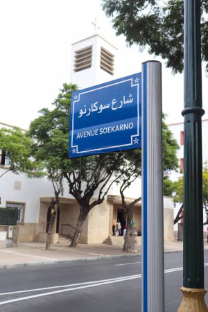 Téléchargez les photos : Nom de rue Signe nommé d'après le premier président indonésien à Rabat, au Maroc pour célébrer les relations diplomatiques entre les deux nations - en image libre de droit