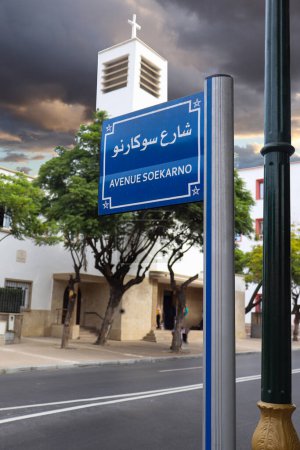 Téléchargez les photos : Nom de rue Signe nommé d'après le premier président indonésien à Rabat, au Maroc pour célébrer les relations diplomatiques entre les deux nations - en image libre de droit