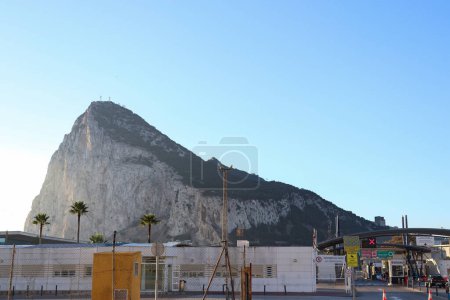 Téléchargez les photos : La Porte Frontière de La Linea City, Espagne à Gibraltar avec le Rocher de Gibraltar comme arrière-plan - en image libre de droit