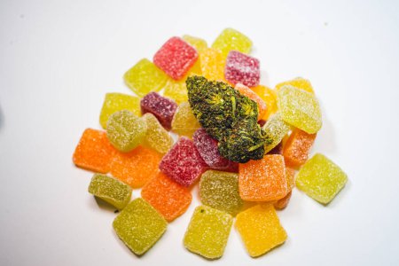 Marihuana medicinal Comestibles, caramelos Infundido con CBD HHC o THC Cannabis sobre fondo blanco con hojas
