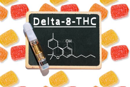 Téléchargez les photos : Marijuana Edibles médicaux, bonbons gommeux et cartouche Delta 8 THC vape - en image libre de droit