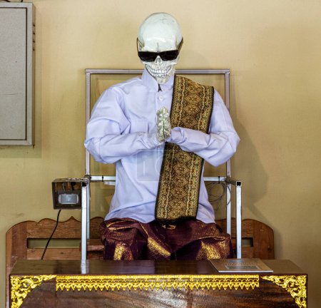 Foto de Demasiado extraño para creer que es real, pero el ghoul plástico supuestamente bendice a aquellos que le dan dinero en el Templo de la Misericordia en Chiang Rai, Tailandia. - Imagen libre de derechos