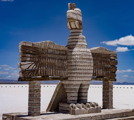 Foto de Uyuni, Bolivia, 01182023 - Estatura caprichosa hecha de sal bombeada de los Pisos de Sal Bolivianos. - Imagen libre de derechos