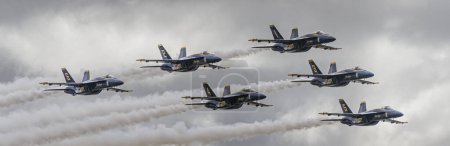 Foto de Honolulu, Hawaii, USA, 2022-08-14: Espectáculo aéreo militar, Aviones Blue Angel vuelan en formación. - Imagen libre de derechos