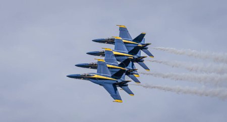 Foto de Honolulu, Hawaii, USA, 2022-08-14: Espectáculo aéreo militar, Aviones Blue Angel vuelan en formación. - Imagen libre de derechos