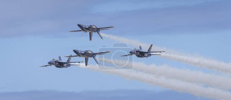 Téléchargez les photos : Honolulu, Hawaï, États-Unis, 2022-08-14 : Spectacle aérien militaire, L'avion Blue Angel vole en formation. - en image libre de droit