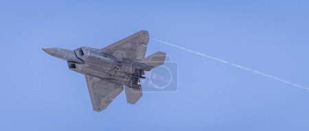Téléchargez les photos : Honolulu, Hawaï, États-Unis, 2022-08-14 : Spectacle aérien militaire, F22 en vol. - en image libre de droit