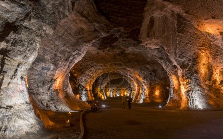 Téléchargez les photos : A l'intérieur de la grotte de sel dans les montagnes salées d'Idir, district de Toulz Luka, Turquie. - en image libre de droit