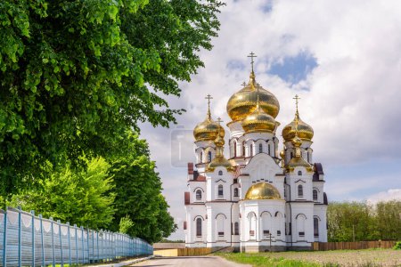 Una hermosa vista de la nueva iglesia de Todos los Santos en el pueblo de Onyshkivtsi, región de Rivne, Ucrania, cerca del lago de Santa Ana Justa. Un lugar popular de peregrinación