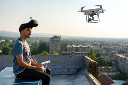 Téléchargez les photos : Homme avec drone volant à l'extérieur de la ville. - en image libre de droit