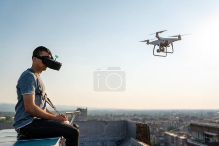 Foto de Joven con dron y visor de realidad virtual al aire libre. - Imagen libre de derechos