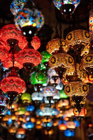 Téléchargez les photos : Belles lampes suspendues en verre coloré oriental ou lanternes dans le bazar turc - en image libre de droit