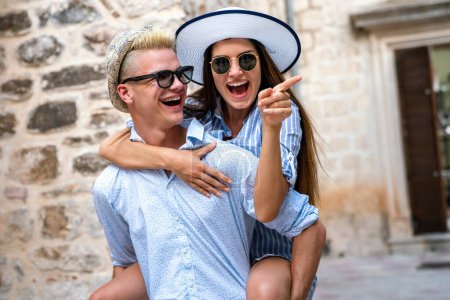 Téléchargez les photos : Romantique jeune couple touristique heureux en amour profiter des vacances d'été. Les gens voyagent concept amusant - en image libre de droit