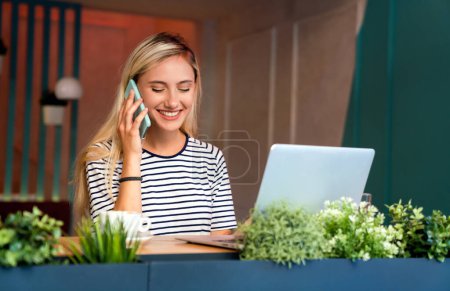 Téléchargez les photos : Portrait de belle femme travaillant sur ordinateur portable dans un café ou à la maison. Personnes business education digital device concept. - en image libre de droit