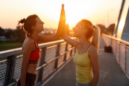 Foto de Grupo de amigos en forma, mujeres haciendo ejercicio juntos al aire libre. Gente deporte estilo de vida saludable concepto - Imagen libre de derechos