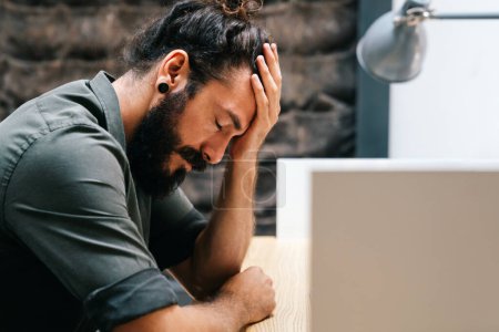 Müde depressiv gelangweilt Geschäftsmann frustriert durch Konkurs, fühlen sich erschöpft mit Kopfschmerzen, verärgert gestresste schwarze Büroangestellte besorgt über Problem bei der Arbeit