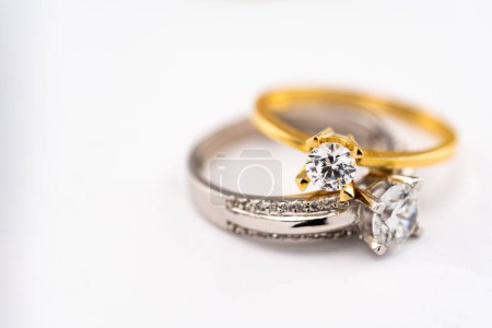 Foto de Engagement diamond wedding ring group on white background, golden, diamond rings - Imagen libre de derechos