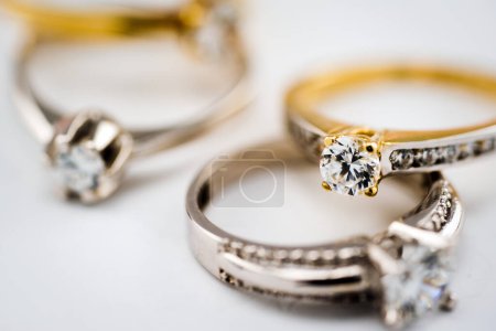 Téléchargez les photos : Engagement diamond wedding ring group on white background, golden, diamond rings - en image libre de droit