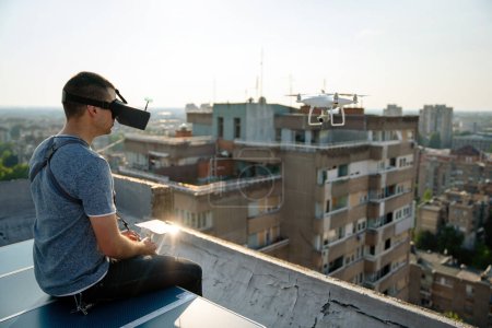 Foto de Hombre con dron volando en la ciudad al aire libre. - Imagen libre de derechos