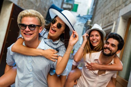 Téléchargez les photos : Heureux groupe de jeunes amis étudiant profiter Voyage et vacances d'été ensemble - en image libre de droit