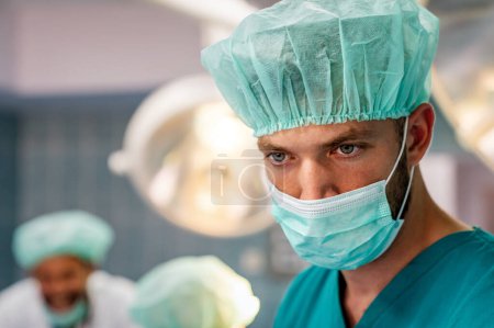 Foto de Portrait of a tired man surgeon at workin hospital. Healthcare pandemic people concept - Imagen libre de derechos