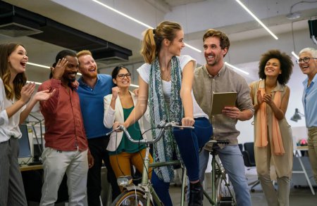 Foto de Grupo de personas de negocios multiétnicos felices divertirse y charlar en la oficina del lugar de trabajo. Concepto de obra de arquitecto financiero empresarial - Imagen libre de derechos