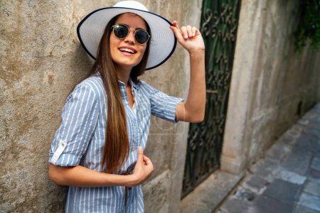 Téléchargez les photos : Femme heureuse s'amuser dans la rue de la ville pendant les vacances d'été - en image libre de droit