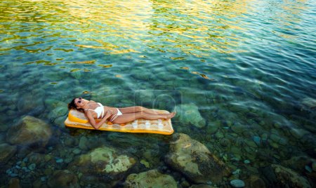 Téléchargez les photos : Femme sexy profitant d'une journée ensoleillée sur la plage tropicale pendant les vacances d'été. - en image libre de droit